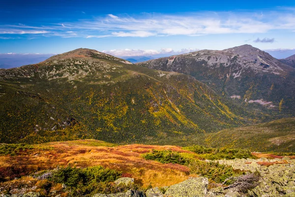 Uitzicht op de bergen in de verte vanaf de top van Mount Washington, N — Stockfoto