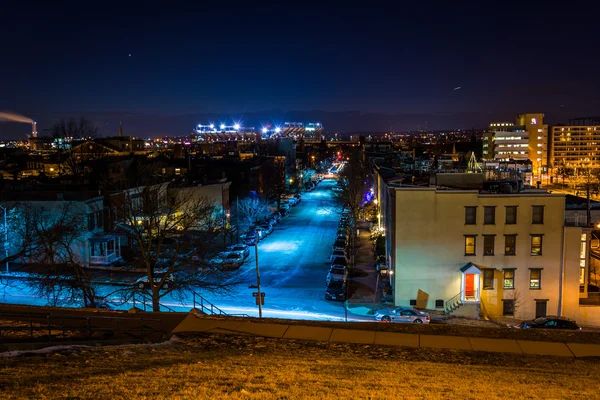 Vue vers l'ouest depuis Federal Hill la nuit, à Baltimore, Maryland . — Photo