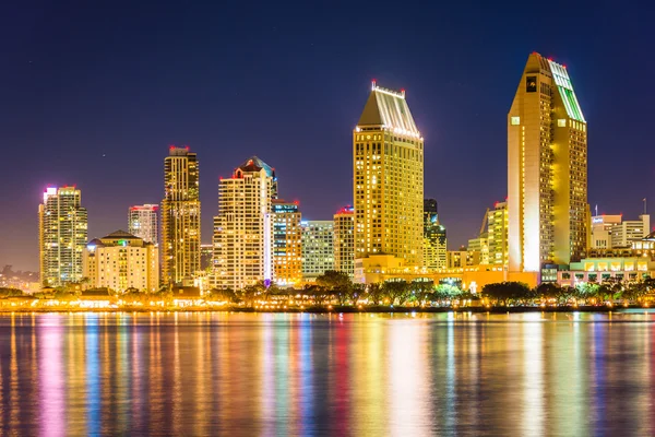 The San Diego skyline at night, seen from Centennial Park, in Co — Stock Photo, Image