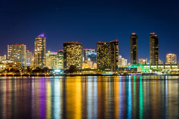 El horizonte de San Diego por la noche, visto desde el Parque Centenario, en Co — Foto de Stock