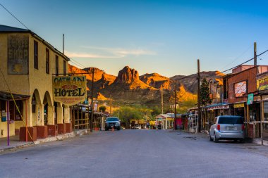 Main Street, Oatma uzak dağlardaki görünümünü ve Binalar