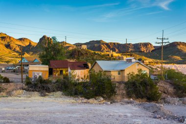 Binalar ve dağlar, Oatman, Arizona.