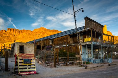 Akşam ışığı bir bina ve Oatman, Arizona dağlar.