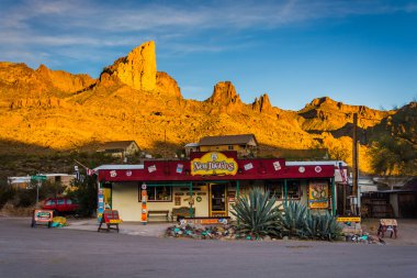 Akşam ışığı bir dükkan ve Oatman, Arizona dağlar.