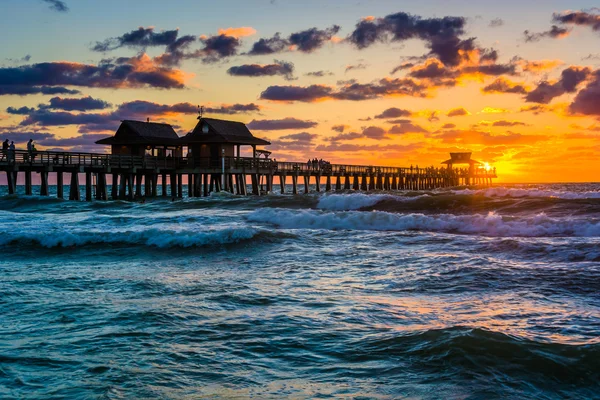 Puesta de sol sobre el muelle de pesca y el Golfo de México en Nápoles, Flori — Foto de Stock