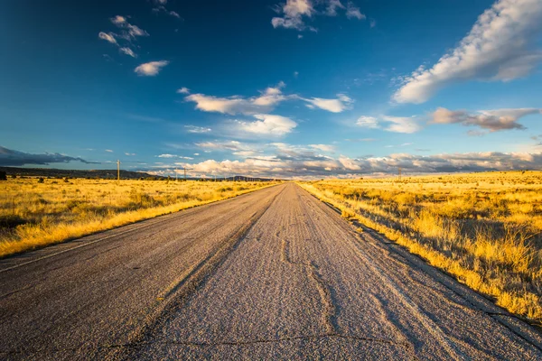 Luz de la noche en un camino rural cerca de Albuquerque, Nuevo México . — Foto de Stock