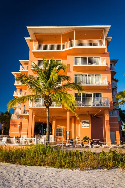 Hotel och palm träd på stranden i Fort Myers Beach, Florida. — Stockfoto