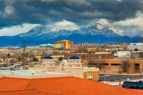 Uzak dağlar ve Albuquerque, yeni Meksi binalarda görünümü — Stok fotoğraf