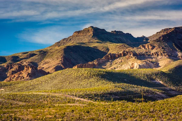 Kilátás nyílik a hegyekre a történelmi 66-os út, Oatman Arizona közelében. — Stock Fotó