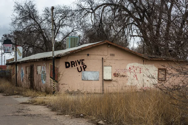 Verlaten gebouw in Moriarty (New Mexico). — Stockfoto