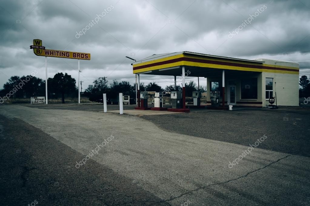 Abandoned gas station in Moriarty, New Mexico. — Stock Photo