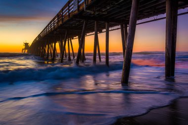 Gün batımından sonra Imperial Beach, Kaliforniya kentinde görülen balıkçılık iskele