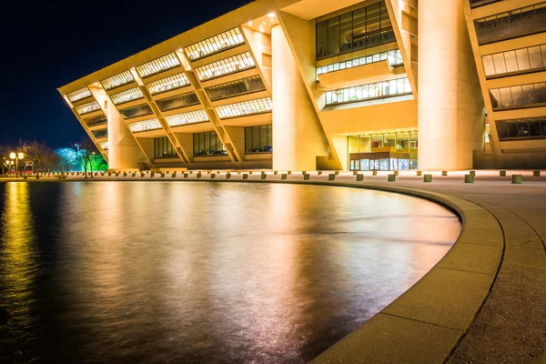 Hôtel de ville et une piscine réfléchissante la nuit, à Dallas, Texas . — Photo