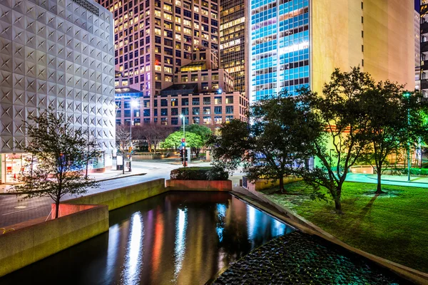 Gebäude und Teich am Danksagungsplatz in der Nacht in Dallas, — Stockfoto