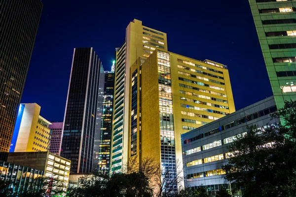 Kluster av skyskrapor på tack-ge Square på natten i Dalla — Stockfoto