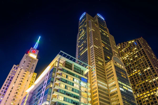 Anhäufung von Wolkenkratzern in der Nacht, vom Garten an der Hauptstraße aus gesehen — Stockfoto