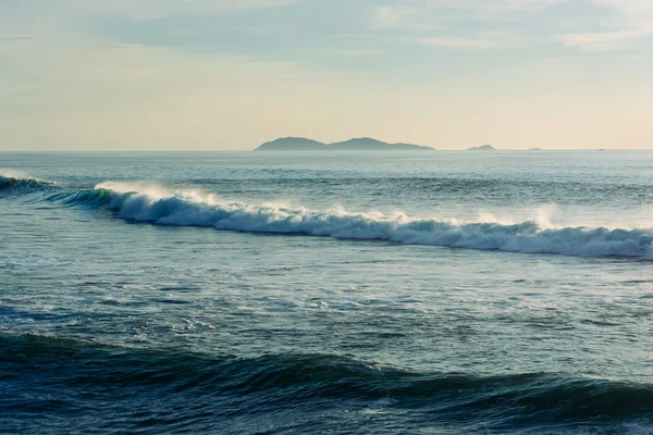 Ilhas distantes e ondas no Oceano Pacífico, em Imperial Beac — Fotografia de Stock