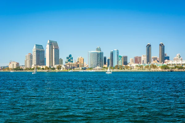 The San Diego skyline seen from Centennial Park, in Coronado, Ca — Stock Photo, Image