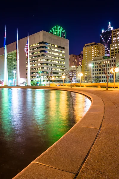 The reflecting pool at City Hall and buildings at night, in Dall — Stock Photo, Image