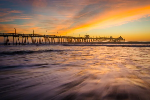 Waves in the Pacific Ocean and the fishing pier at sunset, in Im — Stock Photo, Image