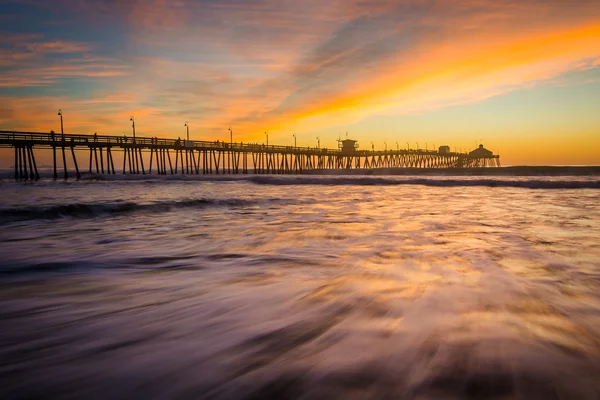 Vagues dans l'océan Pacifique et la jetée de pêche au coucher du soleil, à Im — Photo