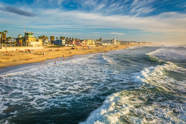 Waves in the Pacific Ocean and view of the beach from the fishin — Stock Photo, Image