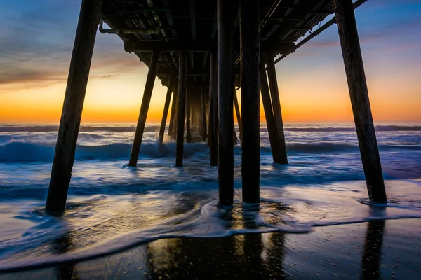 Ondas sob o cais de pesca ao pôr do sol, em Imperial Beach, Calif — Fotografia de Stock