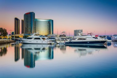 Marina ve modern binalar twilight, San Diego yansıtan