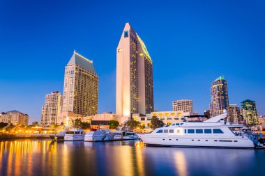 San Diego manzarası ve tekneler geceleri, Embarcadero görüldü 
