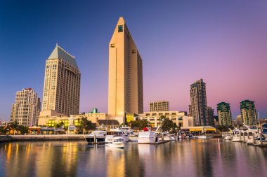 Embarcadero Marina görmüş San Diego manzarası alacakaranlıkta, 