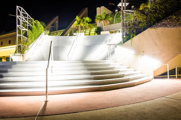 Große treppe im kongresszentrum bei nacht, in san diego, — Stockfoto