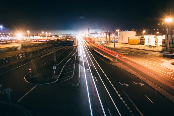 सॅन डायगोमध्ये रात्री हार्बर ड्राइव्हवर वाहतुकीचे लांब प्रदर्शन , — स्टॉक फोटो, इमेज