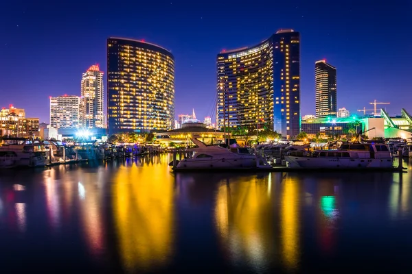 Marina en gebouwen als gevolg van aan de Embarcadero bij nacht in S — Stockfoto