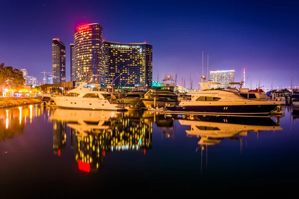 Marina and buildings reflecting at the Embarcadero at night in S — Stock Photo, Image