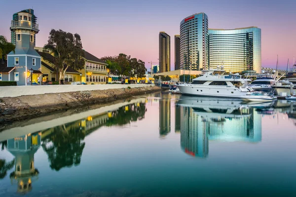 Marina e edifícios modernos refletindo no crepúsculo, em San Diego — Fotografia de Stock