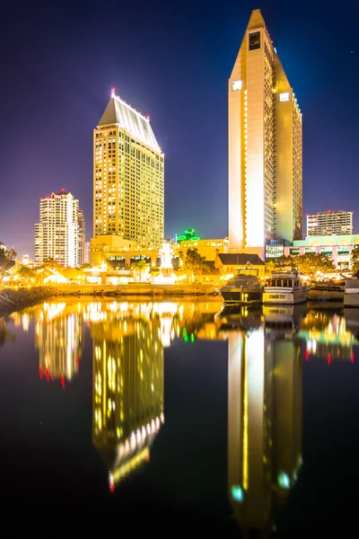 Wolkenkratzer, die sich nachts im Hafen von San Diego spiegeln, in San Diego — Stockfoto