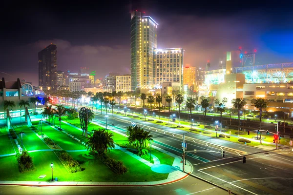 Weergave van Harbor Drive en wolkenkrabbers in de nacht, in San Diego, Cal — Stockfoto