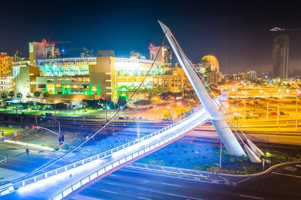 Vista del puente peatonal de Harbor Drive por la noche, en San Dieg —  Fotos de Stock