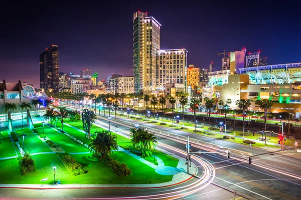 Weergave van Harbor Drive en wolkenkrabbers in de nacht, in San Diego, Cal — Stockfoto