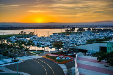 San Diego, California Embarcadero'da üzerinden günbatımı.