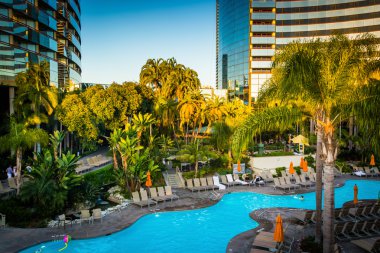 San Diego, Kaliforniya'da bir otel bir yüzme havuzunun görünümünü.
