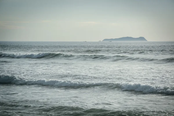 Ilhas distantes e ondas no Oceano Pacífico, em Imperial Beac — Fotografia de Stock