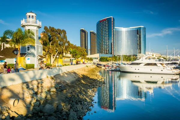 Marina and buildings reflecting at the Embarcadero in San Diego, — Stock Photo, Image