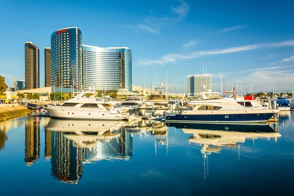 Μαρίνα και κτίρια που αντανακλούν στο Embarcadero στο San Diego, — Φωτογραφία Αρχείου