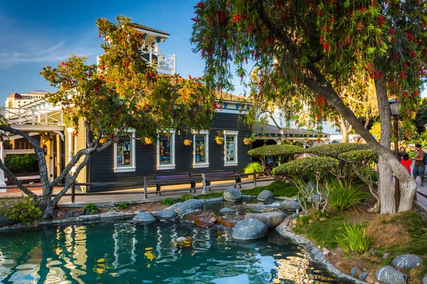 Rybník a budovy v Seaport Village, San Diego, Kalifornie. — Stock fotografie