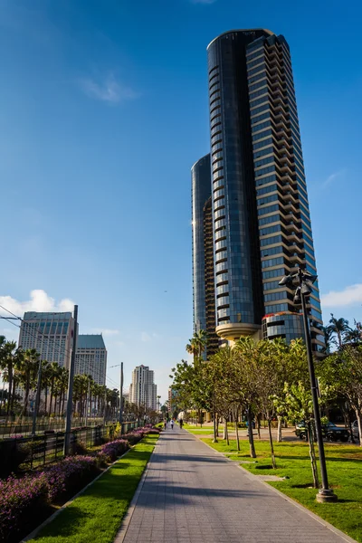 Wolkenkrabber en de Mlk Promenade, in San Diego, Californië. — Stockfoto