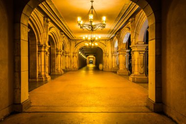 Gece, koridorda Balboa Park, San Diego, California.