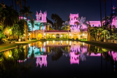 Lily Pond ve Prado Restoran gece, Balboa Park, San