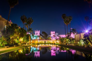 Lily Pond ve Prado Restoran gece, Balboa Park, San