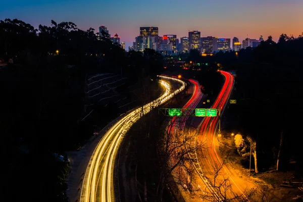 California Route 163 and the San Diego Skyline at night, seen fr — Stock Photo, Image